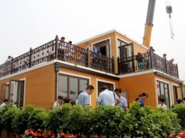 Гении скоростного строительства: рабочие «собрали» настоящий жилой дом всего за 3 часа