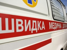 В Киеве пьяный водитель повалил столб, который ударил по голове пешехода