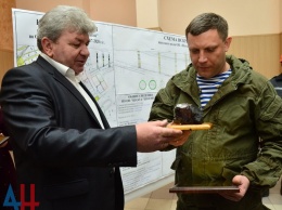 Шахтеры " ДНР" отпраздновали запуск новой лавы, " бросив" в Захарченко куском угля