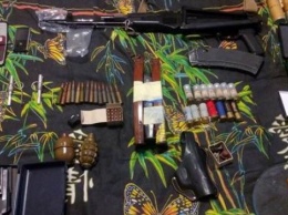 У киевлянина нашли гранаты Ф-1, "калаш", пистолеты и наркотики