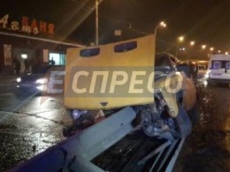 Смертельное ДТП в Киеве. Автомобиль врезался в отбойник, водителя выбросило из машины