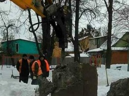 В Сумах снесли памятник "красному командиру"