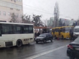 Двойное ДТП: в Полтаве столкнулись маршрутки и автобус (фото)
