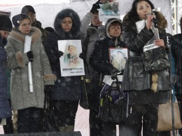 На митинге за блокаду ОРДЛО родственники пленных требуют принять закон в их защиту