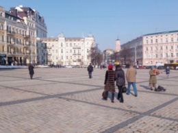 На Софийской площади в Киеве установили антипарковочные полусферы