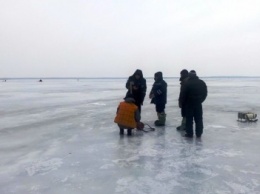 Из пяти провалившихся под лед рыбаков, один погиб