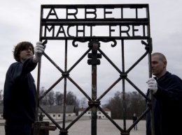 В бывший концлагерь Дахау вернули украденные ворота с надписью "Arbeit macht frei"