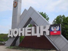 Школы Горловки и Донецка "украсили" табличками убитых боевиков: висят на двухметровой высоте