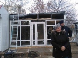 В Центре Николаеве демонтируют незаконные будки (ФОТО)