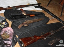 Полицейские наткнулись на гранаты, взрывчатку и наркотики во время обыска