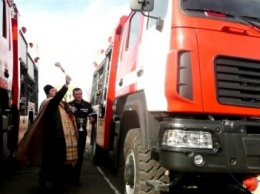 Грузовики и трактор одесских спасателей освятил водой и благословил священник (ВИДЕО)