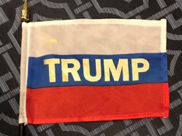 СМИ: Раздача российских флагов на конференции Трампа - розыгрыш