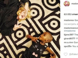 Мадонна показала фото с дочерьми в образе гангстеров