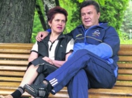 Янукович сообщил, что развелся с женой Людмилой