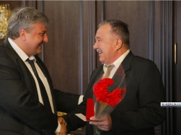 Керченский врач Виктор Гузенко получил поздравления от главы администрации
