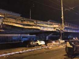 Он устал: обвалившийся в Киеве мост вызвал волну смеха и гневных шуток в сети