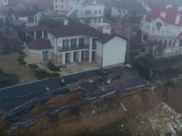 Под Одессой оползни: Фешенебельные дома рушатся, а дорога уже сползла в море (ВИДЕО)