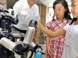 Японского робота научили убегать от агрессивных детей