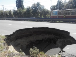 Полный провал: в Киеве назвали участки дороги, где может обвалиться асфальт