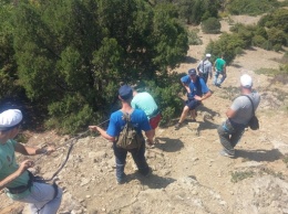 Под Судаком спасли троих парней, забравшихся на скалы (ФОТО)