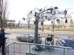 В Киеве появилось дерево со швейными машинками (ФОТО)
