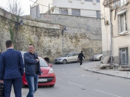 В Севастополе на тротуар рухнула балконная плита