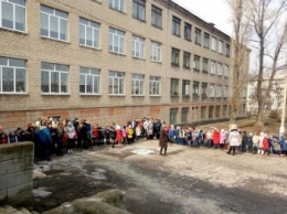 В Мирноградской школе провели тренировку по гражданской защите