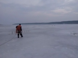 Спасатели дважды проваливались под лед, вытаскивая тонущих рыбаков