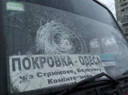 В Одессе на Котовского неизвестные бутылкой пива разбили стекло в рейсовом автобусе (ФОТО)