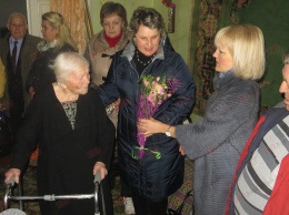 Пенсионерка Мария Дрожжина принимала поздравления с 99-летием