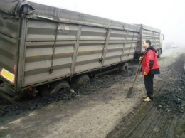 На Донбассе перегруженная фура разрушила дорогу