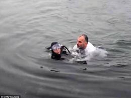 Интересно, а наш также бы смог? Мэр турецкого города сиганул в воду спасать женщину-аквалангиста, потерявшую сознание