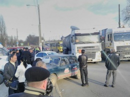 В Симферополе учебная машина, «встретившись» с бензовозом, завалила забор