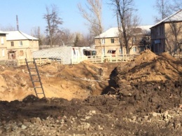 Возле Славянска восстанавливают уничтоженный войной дом