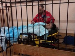 Спит малыш: соцсети насмешило фото Насирова в суде