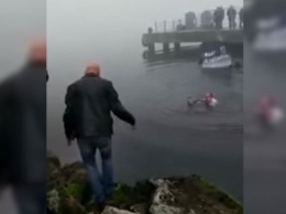 Мэр спас дайвера, прыгнув в воду во время официальной церемонии (видео)