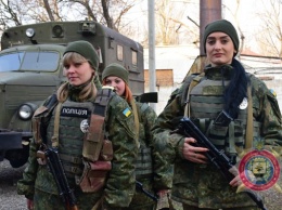 Переселенки из Донецка лучше всех стреляют, спасают и делают марш-бросок: смотрите фото и видео