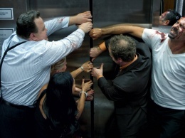 Возможно ли выжить в падающем лифте?
