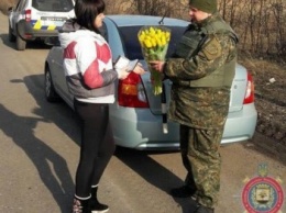 В Мариуполе полицейские дарили женщинам цветы (ФОТО)