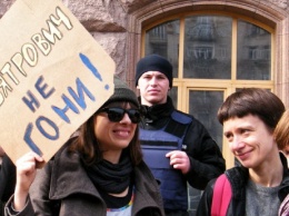 В Киеве обливались зеленкой и требовали не допустить "декоммунизации женщин"