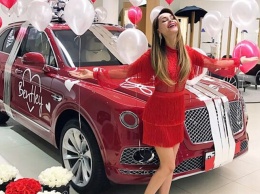 Новый парень Калашниковой подарил ей Bentley за 20 миллионов