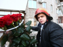 В Запорожье пожарные пригнали спецтехнику, чтобы помочь влюбленному подарить цветы