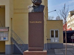 Декоммунизация по-киевски: на фабрике "Рошен" до сих пор красуется памятник Марксу