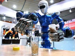 Команда ученых из США создала первых в мире роботов-барменов (ВИДЕО)