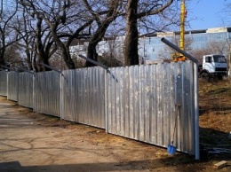 В одесском парке вырос забор, десятки деревьев оказались в опасности (ФОТО)