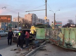 Страшное ДТП в Крыму: автомобиль влетел в остановку и сбил людей (видео)