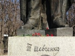 Луганские школьники принесли цветы к памятнику Шевченко. Стихи чтать не рискнули. ФОТО