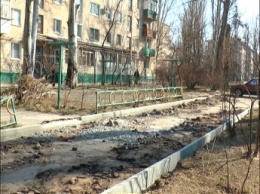 Начали ремонт двора, который жильцы себе "выбили" у Оппоблока