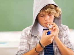 Ученые рассказали, что подталкивает подростков к курению