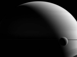 Cassini нашел космический пельмень близ Сатурна